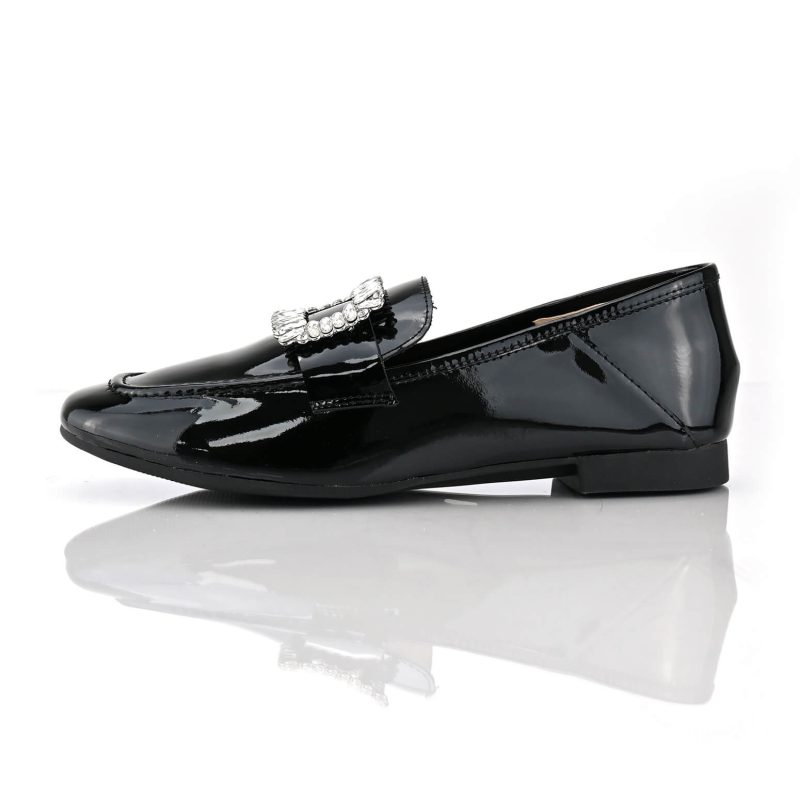 נעלי מוקסין שחורות לקה עם אבזם מרובע – פורטלזה